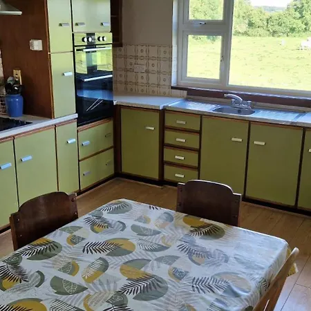 House - Sleeps 10 - Parking - 40 Mins To Dublin בית נופש Summerhill (Meath)