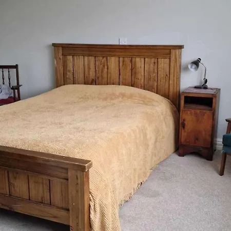 House - Sleeps 10 - Parking - 40 Mins To Dublin *