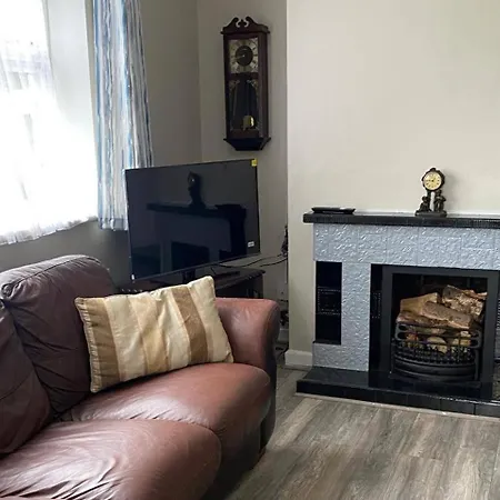 Dom wakacyjny House - Sleeps 10 - Parking - 40 Mins To Dublin Enfield