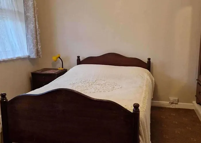 House - Sleeps 10 - Parking - 40 Mins To Dublin *